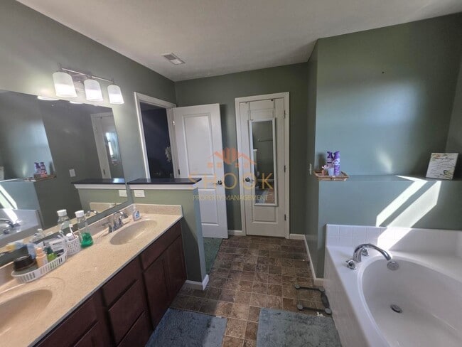 Building Photo - MOVE IN SPECIAL OF THE YEAR! Sign a lease ...