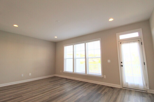 Building Photo - 3 bedroom town home with a finished basement and garage located in popular Preston Lakes