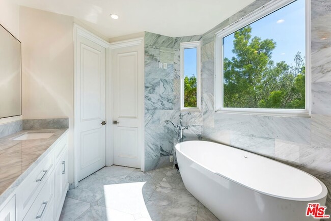 Building Photo - 363 S Saltair Ave