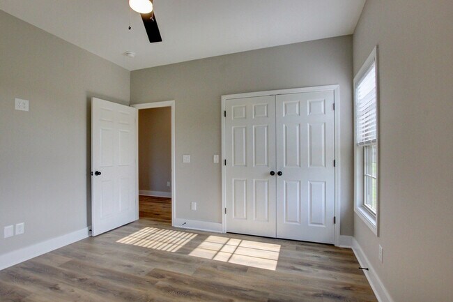 Building Photo - 102 Riverbend Dr