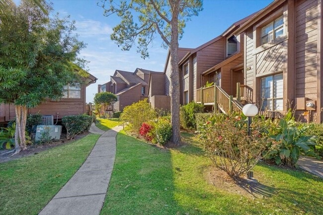 Building Photo - 727 Davis Rd