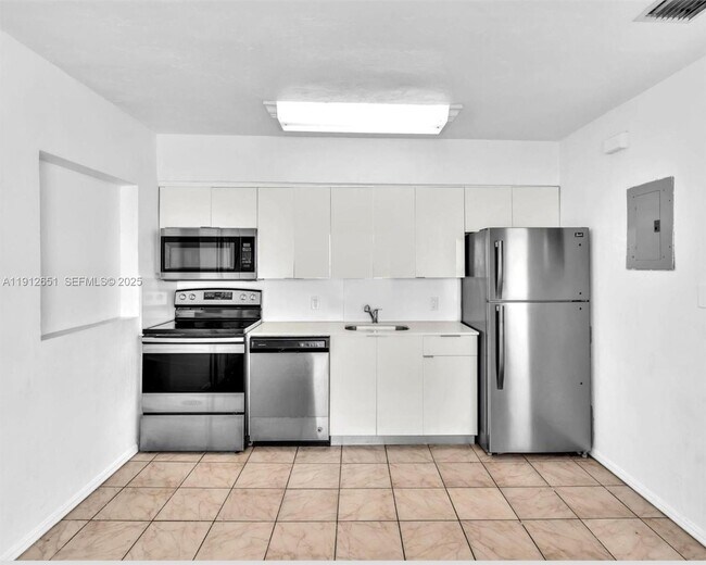 Building Photo - 3415 SW 15th St