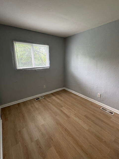 Building Photo - 446 S Yale Ave