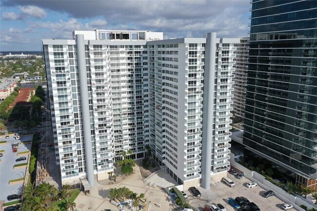 Building Photo - 2030 S Ocean Dr