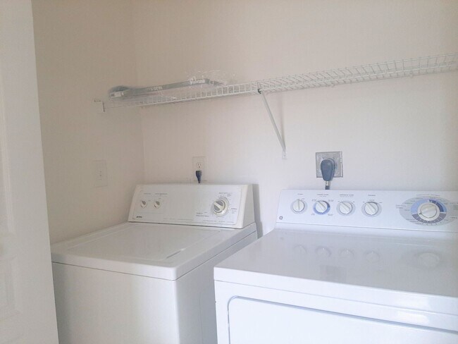 Building Photo - Spacious 3 Bedroom Townhome in South Durham