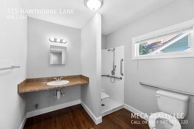 Building Photo - 715 Hawthorne Ln