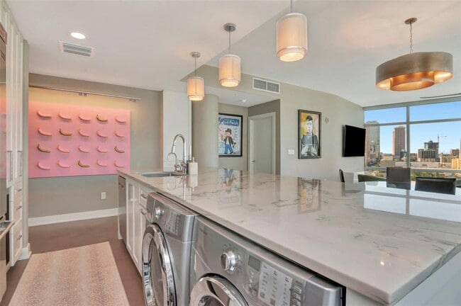 Building Photo - 1120 E Kennedy Blvd