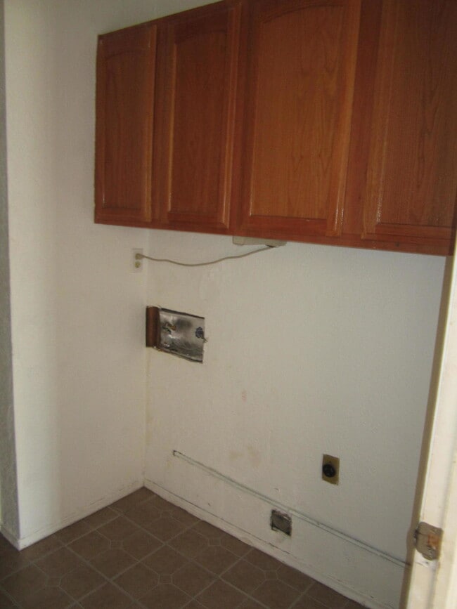 Building Photo - 6717 Southwind Dr