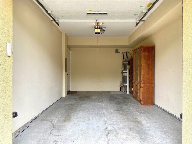 Building Photo - 13798 Roswell Ave