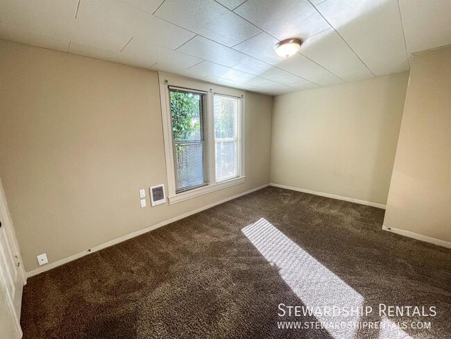 Building Photo - 3Bd/1B close to Campus and downtown!