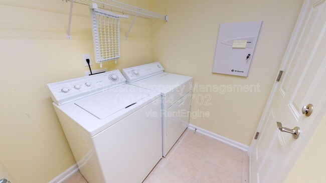 Building Photo - 738 Porta Rosa Circle