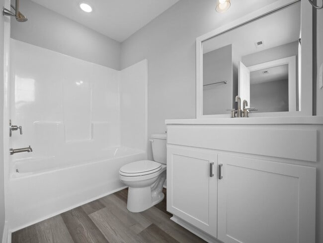 Building Photo - Large 3 story townhome near beach with com...