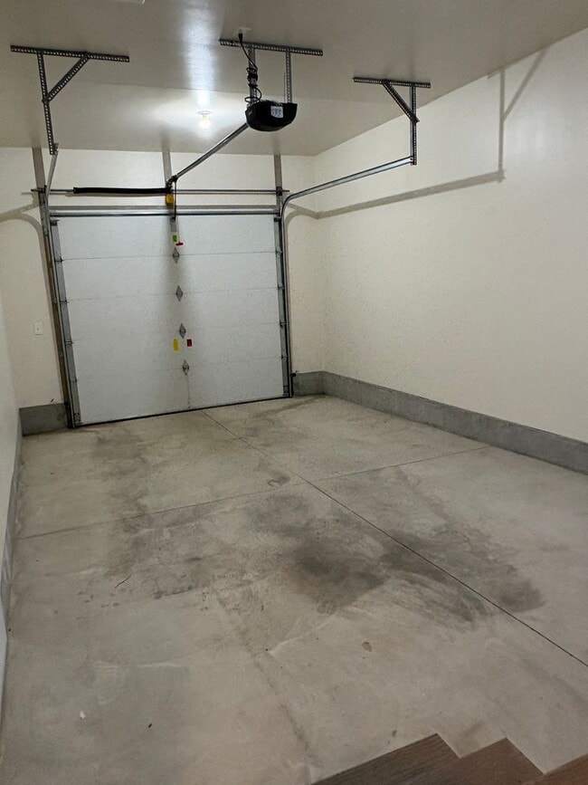 Building Photo - Well maintained 2 B 1 Bath West End Townhome