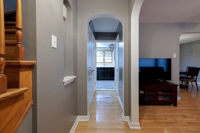 Building Photo - Charming 2 bdr, 2 bthr single family home in Belmont Cragin.