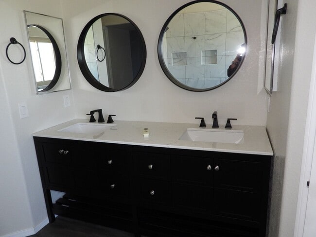 Building Photo - 5 bedroom 3 bath