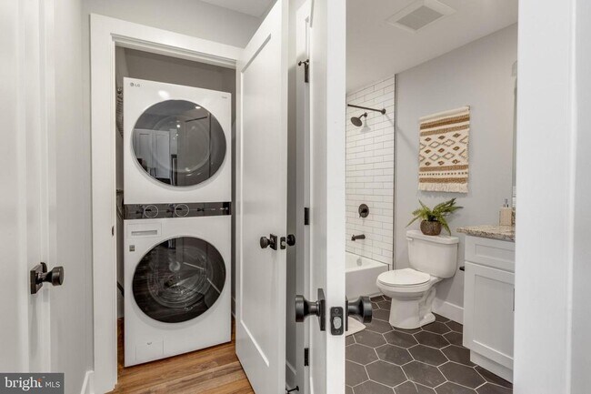 Building Photo - 1924 N Front St