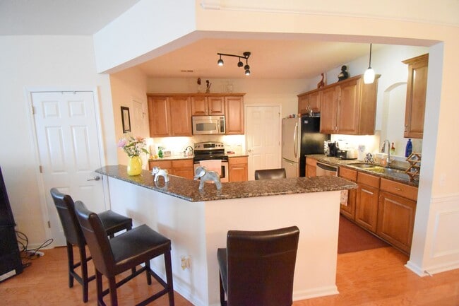 Building Photo - Beautiful 3BR 2BA Condo • Granite Kitchen • Balcony & Pool • Furnished 4th-Floor End Unit Condo i...