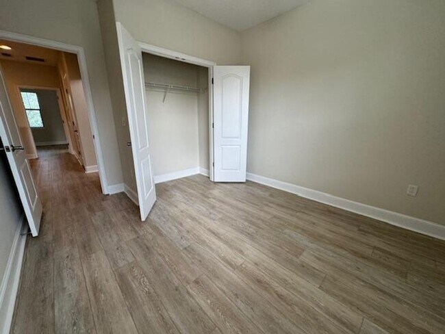 Building Photo - Newly renovated 4 Bedroom 3 1/2 Bathroom T...