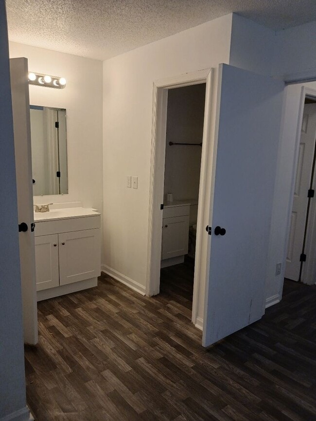 Building Photo - 3 Bed Townhome in N Chas!