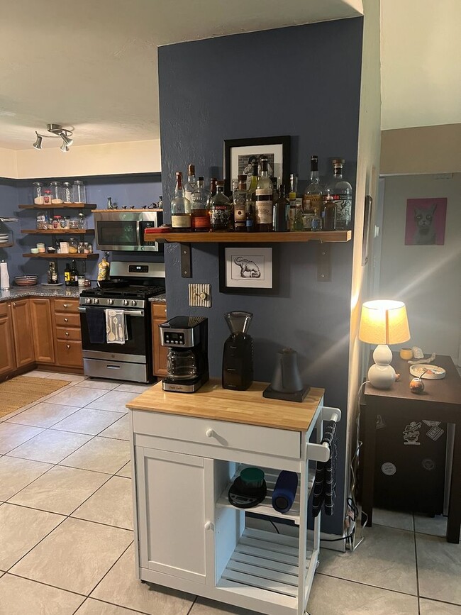 Building Photo - Super cute 3 bedroom 2 bath in NW Miram Manor