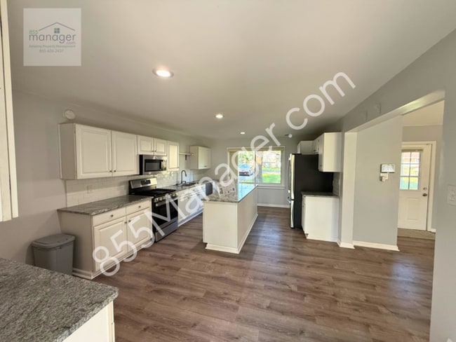 Building Photo - Updated 4-Bedroom with Primary Suite & Fen...