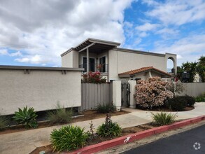 Building Photo - 2 Bedroom, 1.5 Bath End Unit In Clairemont