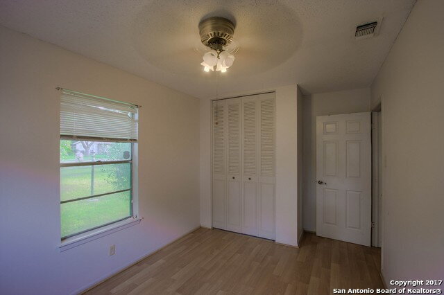 Building Photo - OFFERING 1-MONTH FREE RENT!!