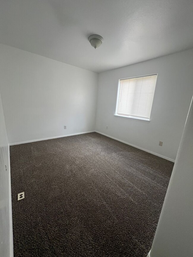 Building Photo - Newly Renovated 3 Bedroom, 1 Bathroom Home...