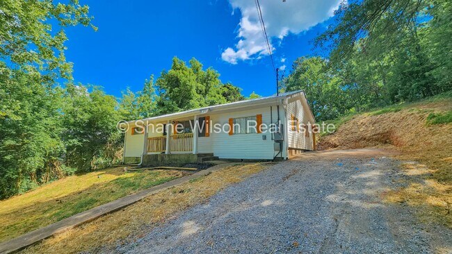 Building Photo - Move in special! 1/2 off the first month's rent!   Recently renovated 3 BR/ 1 BA home.  Big front...