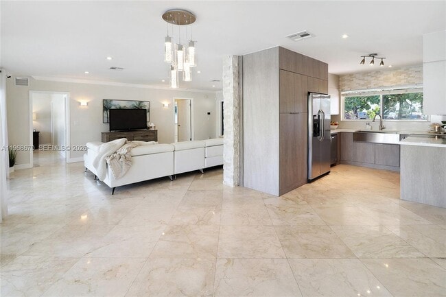 Building Photo - 2031 NE 14th Ct