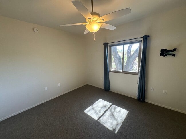 Building Photo - 9731 E Kleindale Rd