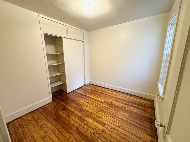 Building Photo - 4 Bedroom Home