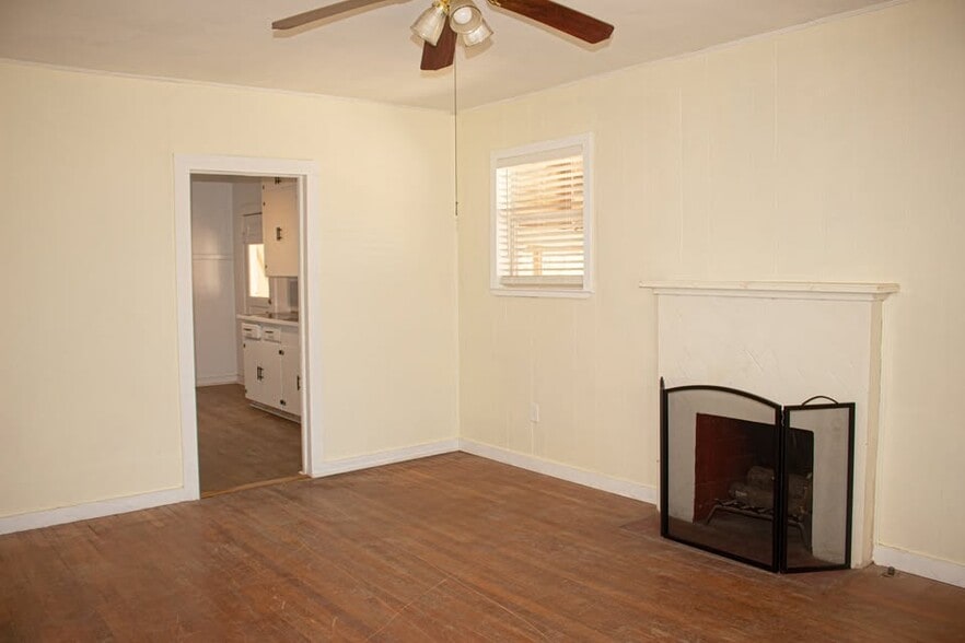Building Photo - 908 W Avenue H