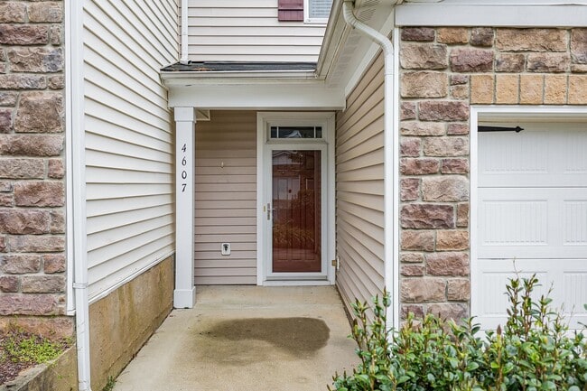 Building Photo - Charming 2-Bedroom Townhome Convenient to ...
