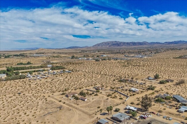 Building Photo - 2 Bedroom Home on 1.8 Acre Lot