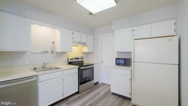 Building Photo - 211 Mews Dr