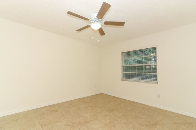 Building Photo - Sanford Home - 3/2 with garage and huge yard