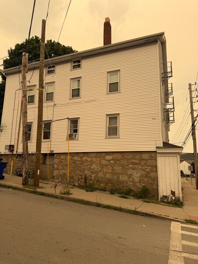 Building Photo - 913 Rodman St