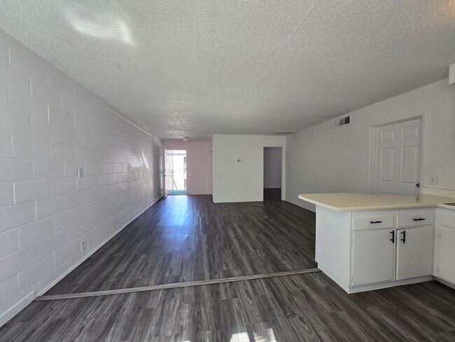 Building Photo - 2937 Stewart Ave