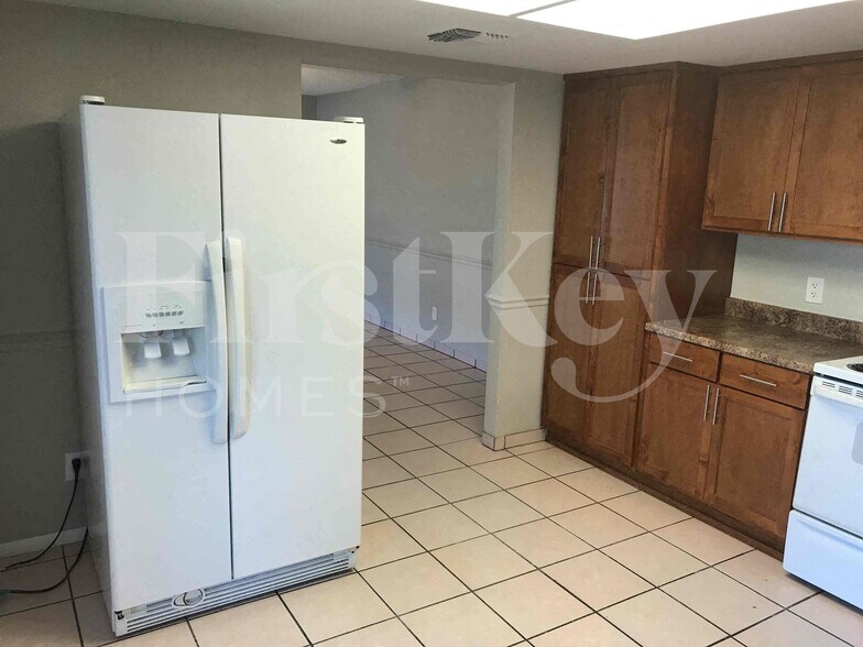 Building Photo - 7629 W Flower St