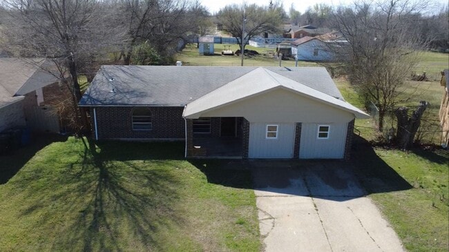 Building Photo - Charming 5 Bedroom House