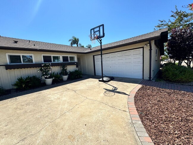 Building Photo - Beautifully Updated 4 Bedroom, 3 Bath Sing...