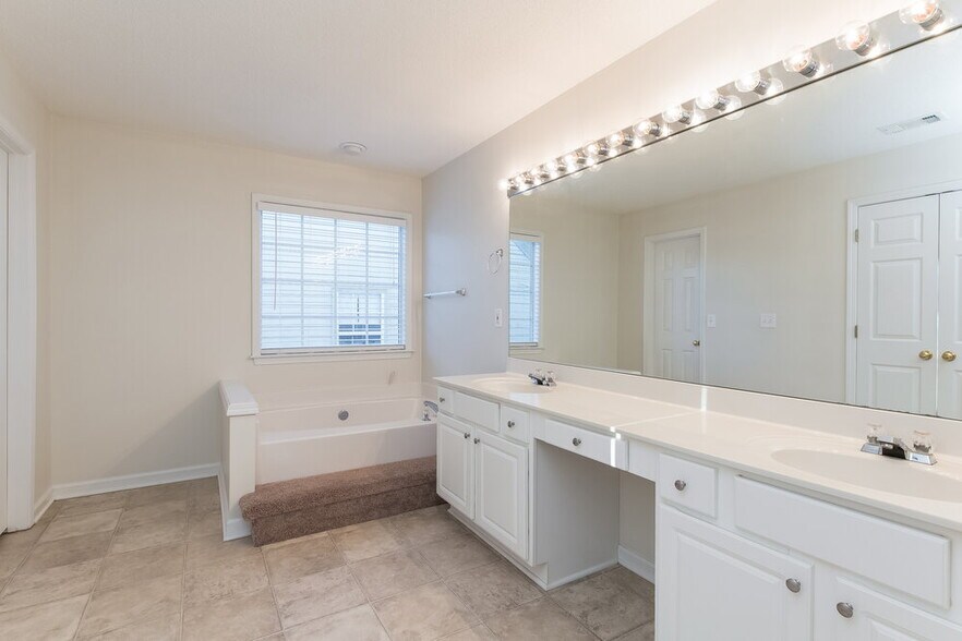 Building Photo - 3740 Ridgefair Dr