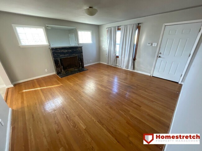 Building Photo - Move In Ready Three Bedroom Home Available!