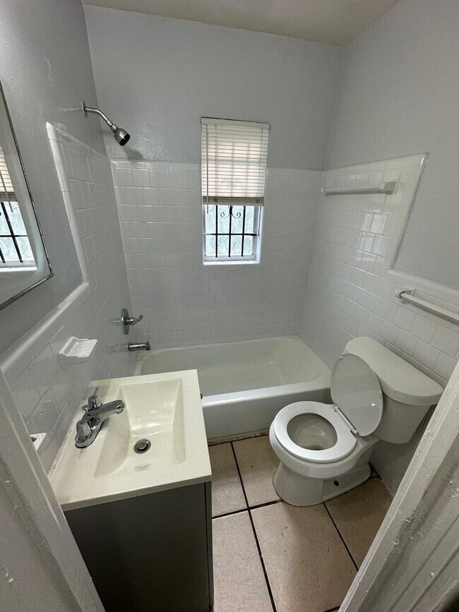 Building Photo - 2845/2847 W 6th St.