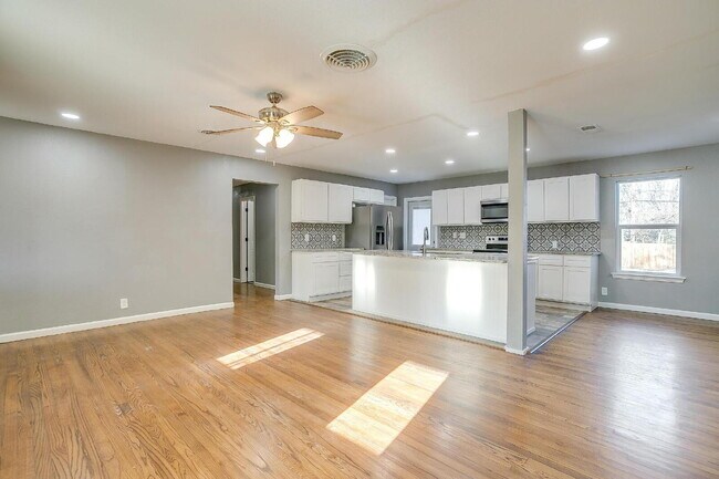 Building Photo - Spacious 4-Bedroom Gem with Granite Touche...