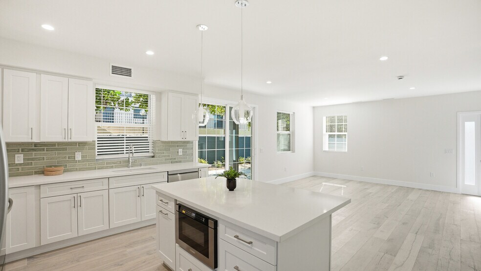 Building Photo - 3938 S Victoria Ave