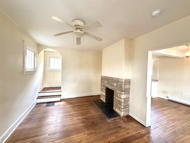 Building Photo - 2 Bed 1 Bath home in Beechview - Close to Downtown, Public Transit - Available June