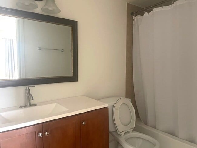 Building Photo - Spacious 3BR/2BA Condo Near Siesta Key Beach – Amenities Included!