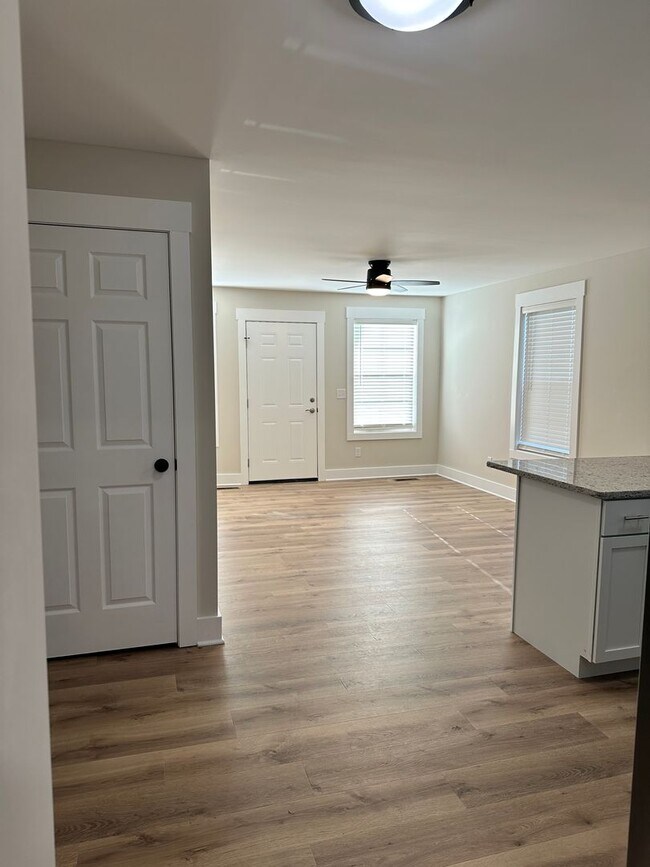 Building Photo - 102 W 15th Ave